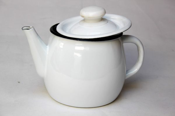 Čajník biely 1L
